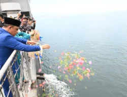 Gubernur Sulteng Ikuti Upacara Tabur Bunga di Atas KRI Teluk Kupang 519