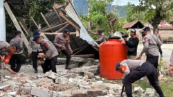 2 Hari Pascagempa, Brimob Sulteng Bantu Bersihkan Puing Rumah Warga di Sigi
