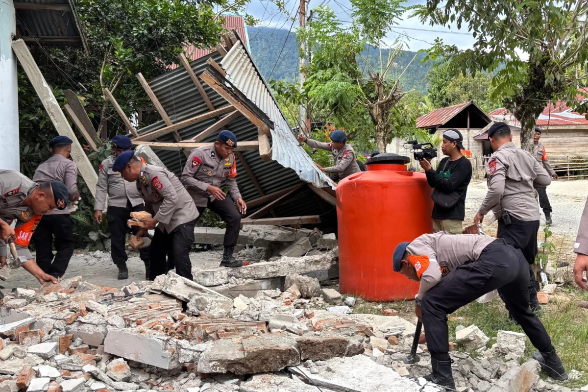 Satbrimob Polda Sulteng pascagempa