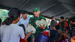 Tinjau Warga Terdampak Gempa di Sigi, Pangdam Palaka Wira Serahkan Bantuan Logistik