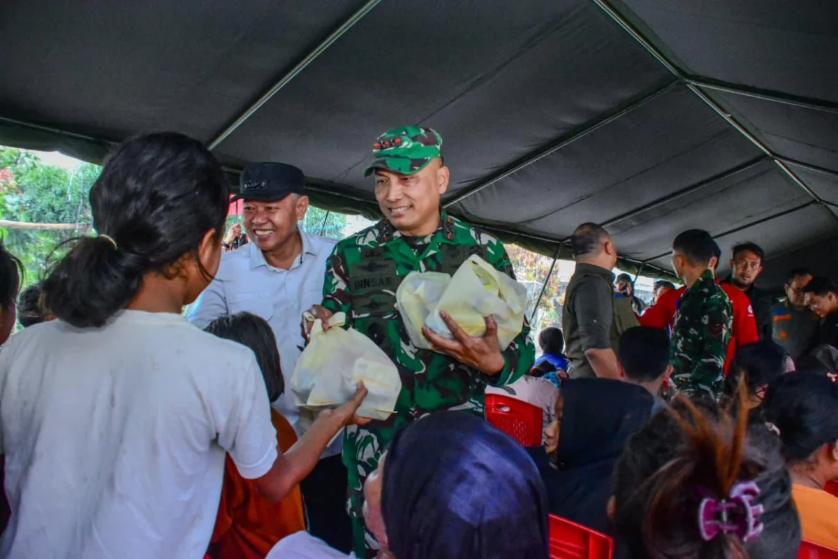 Pangdam Palaka Wira Serahkan Bantuan Logistik