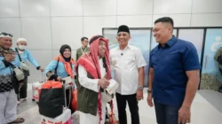 Suasana Haru Warnai Kedetangan Jamaah Haji Sulteng di Bandara Palu