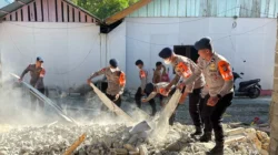 Brimob Sulteng Bantu Bersihkan Puing Bangunan Terdampak Gempa Buol