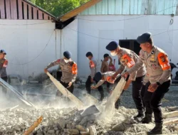 Brimob Sulteng Bantu Bersihkan Puing Bangunan Terdampak Gempa Buol