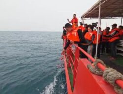 Haru Keluarga Jurnalis Yudhistiro Pranoto Tabur Bunga di Lokasi Hilangnya Speedboat Arupadatu